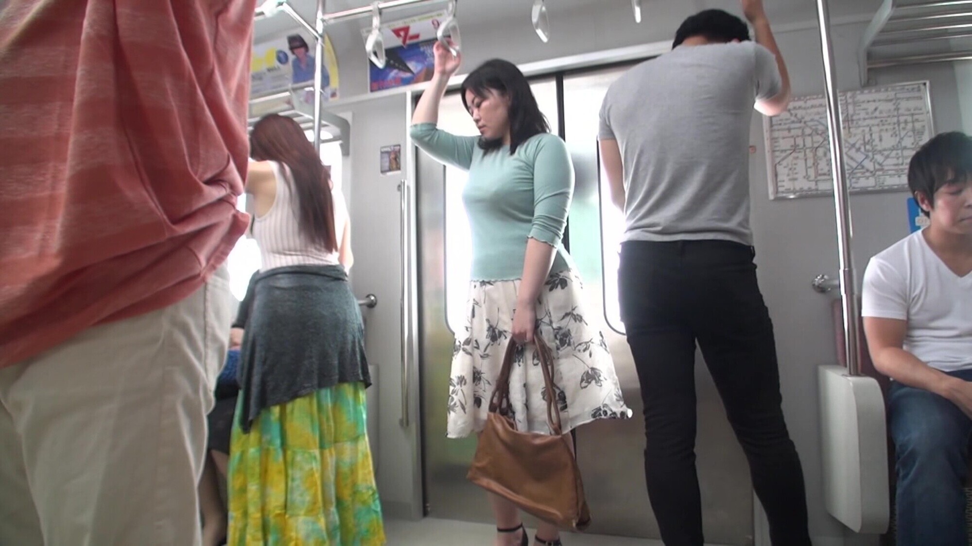 「ややぽちゃ巨乳主婦にイタズラしてその気にさせる!」のサムネイル