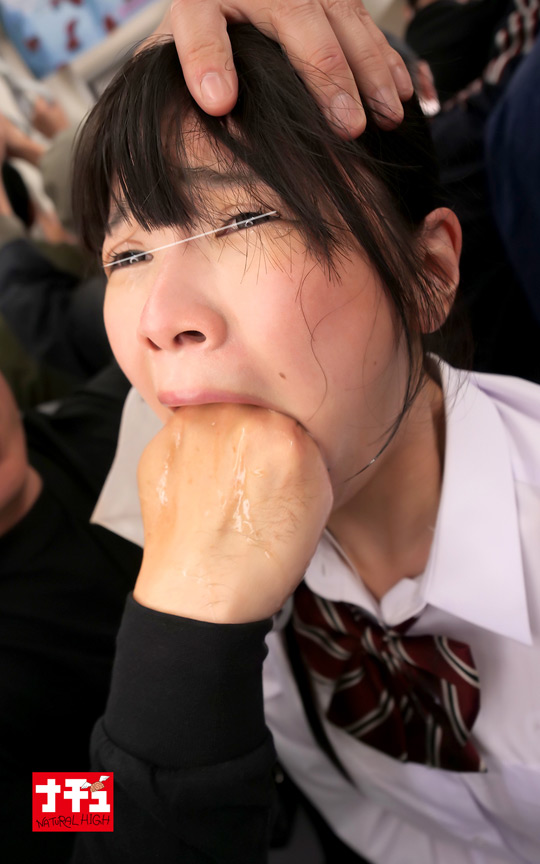 「【痴漢】巨乳少女が電車内で羞恥プレイ！発育した胸を責められる関西娘の嗚咽イラマ動画」のサンプル画像3枚目