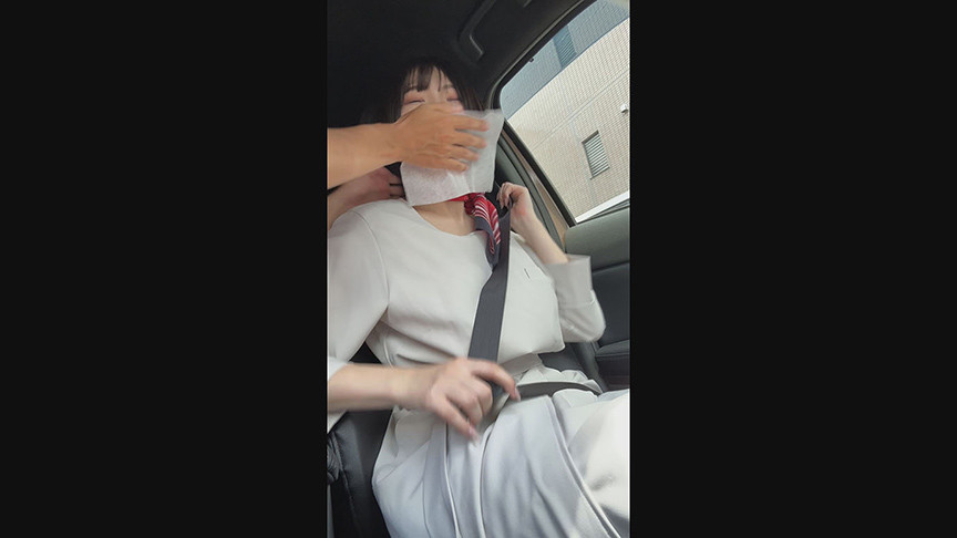 「【素人】美人ディーラーの生パンスト姿が眩しい！高級車販売店での秘密の昼休み【OL】」のサンプル画像6枚目