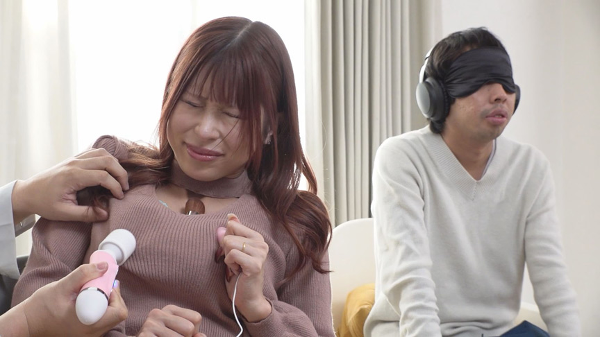 「素人参加型バラエティ 観察モニタリング 愛する夫の目の前で自慢の爆乳を揉みほぐされ秒で感じまくって他人男に寝取られた妻 みう」のサンプル画像6枚目