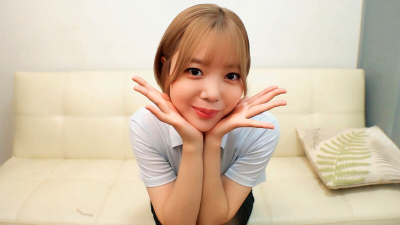 「素人巨乳お姉さんのオナニー見せつけ｜パイパン美女が恥じらいながら自慰を披露する興奮映像」のサンプル画像6枚目