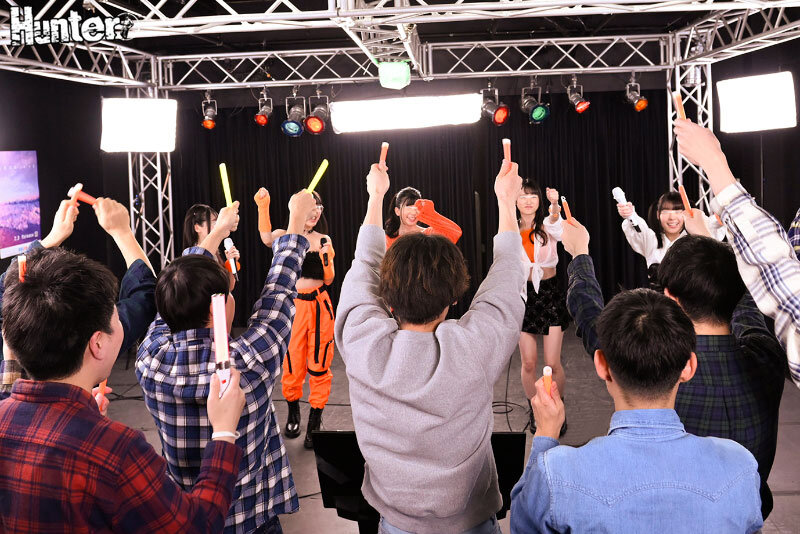 「【アイドル・芸能人】地下アイドルと乱交プレイ！ライブ会場で触り放題フェラ＆中出し特典映像」のサンプル画像3枚目