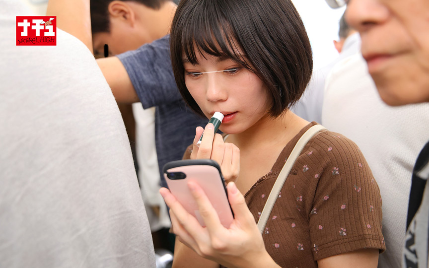 「【素人】地味系Bカップ美女が電車内で乳首責め痴○被害！敏感すぎて思わずお漏らし【羞恥プレイ】」のサムネイル