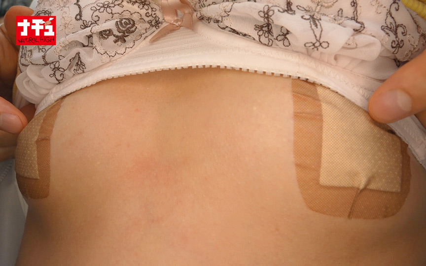 「【素人】地味系Bカップ美女が電車内で乳首責め痴○被害！敏感すぎて思わずお漏らし【羞恥プレイ】」のサンプル画像5枚目