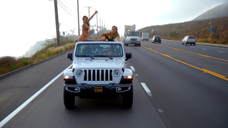 「リトル・カプリス他豪華白人女優6人の水着姿で野外3P・4Pビーチセックス」のサンプル画像2枚目