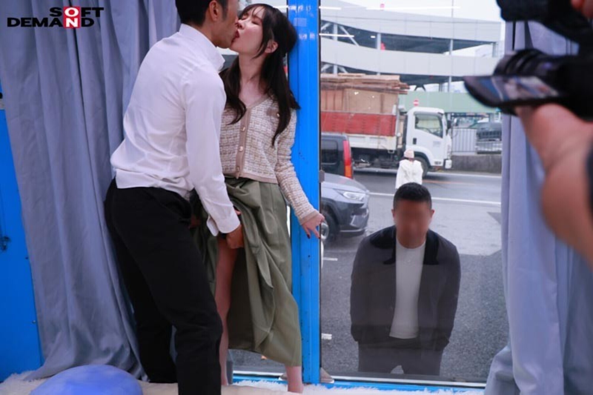 「マジックミラー号 ご夫婦一緒でも構いません！と声をかけ、巷で話題のクイックマッサージを初体験！愛する旦那とはミラー越し30cmの状況で声を我慢すればするほど感じちゃう･･･ 本物人妻が我慢できずにスカートの中で不倫SEX」のサンプル画像6枚目