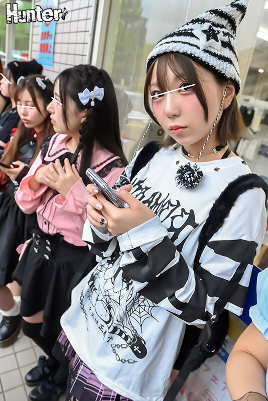 「【素人ビッチ】地雷系女子との援交体験!手コキ・フェラ・騎乗位で奉仕する立ちんぼ娘たち」のサンプル画像4枚目