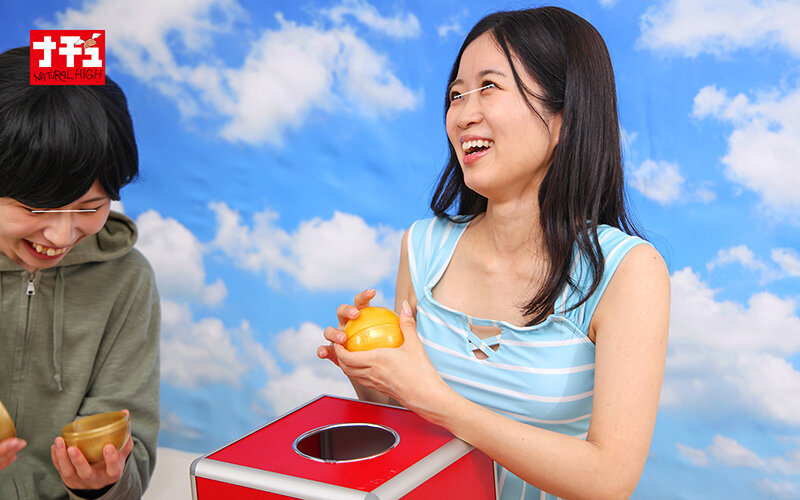 「つるぺた貧乳素人もも&ことねが水着で羞恥ミッション挑戦!興奮して中出し許可の展開に」のサンプル画像11枚目