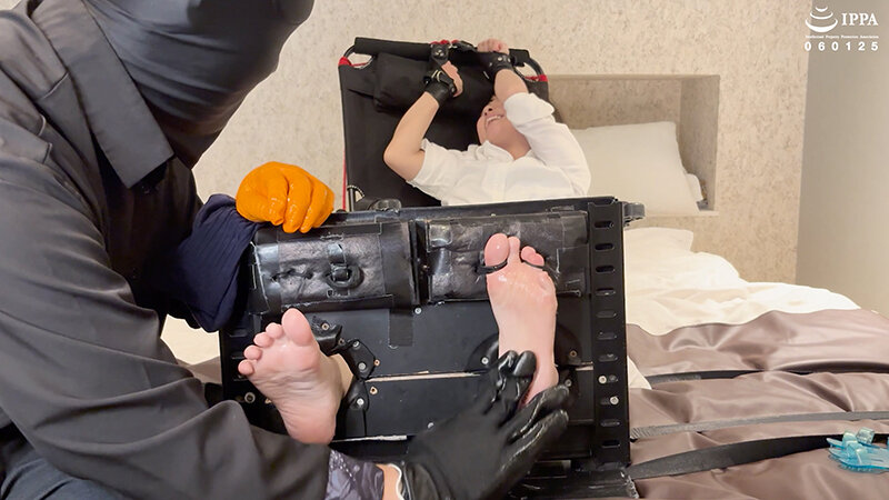 「【谷田かりな】足枷拘束くすぐり責めで大暴れ！人気女優が悶絶する過激プレイ動画レビュー」のサンプル画像7枚目