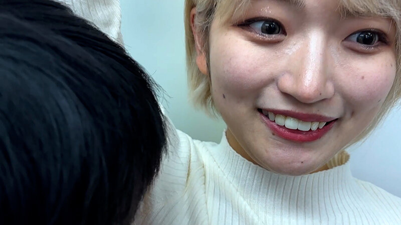 「【素人ナンパ】美容部員お姉さんがM男のお願いに応じてワキ舐め許可する衝撃映像」のサンプル画像6枚目