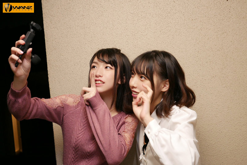 「白桃はな・花狩まいのW痴女が自宅訪問！M男を責めて中出しする小悪魔デリバリーSEX」のサンプル画像5枚目