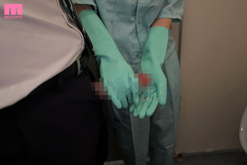 「天宮花南 巨乳人妻清掃員が3Pで中出し！ローションまみれの隠れエロボディ妻」のサンプル画像2枚目