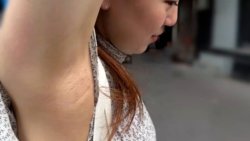 「素人OLお姉さんあいるちゃんがM男にワキ舐め奉仕させる街中ナンパ企画動画」のサンプル画像2枚目