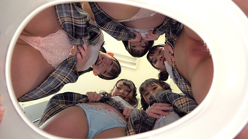 「由良かな・望月つぼみら女子校生痴女5人が M男を人間便器扱い！飲尿プレイで徹底調教」のサンプル画像3枚目