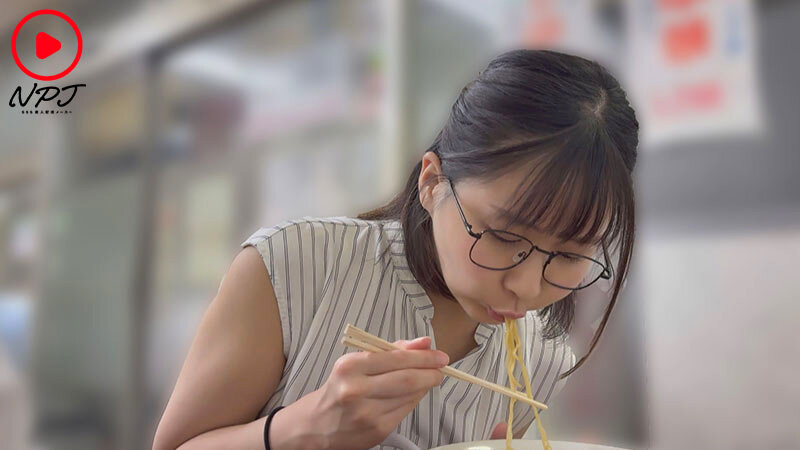 「地味メガネの素人巨乳OLと中出しマッチング！朝まで激しく求められる濃厚セックス体験」のサムネイル