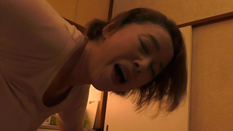 「【青井マリ】巨乳熟女お母さんと禁断の近親相姦セックス!フェラ・バック・中出しで乱れる肉感ボディ」のサンプル画像13枚目