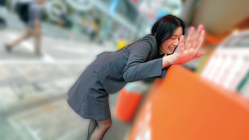 「【羞恥】美乳OLがビジネススーツ姿で野外露出！リモコンバイブお散歩で絶頂する28歳美女」のサンプル画像8枚目