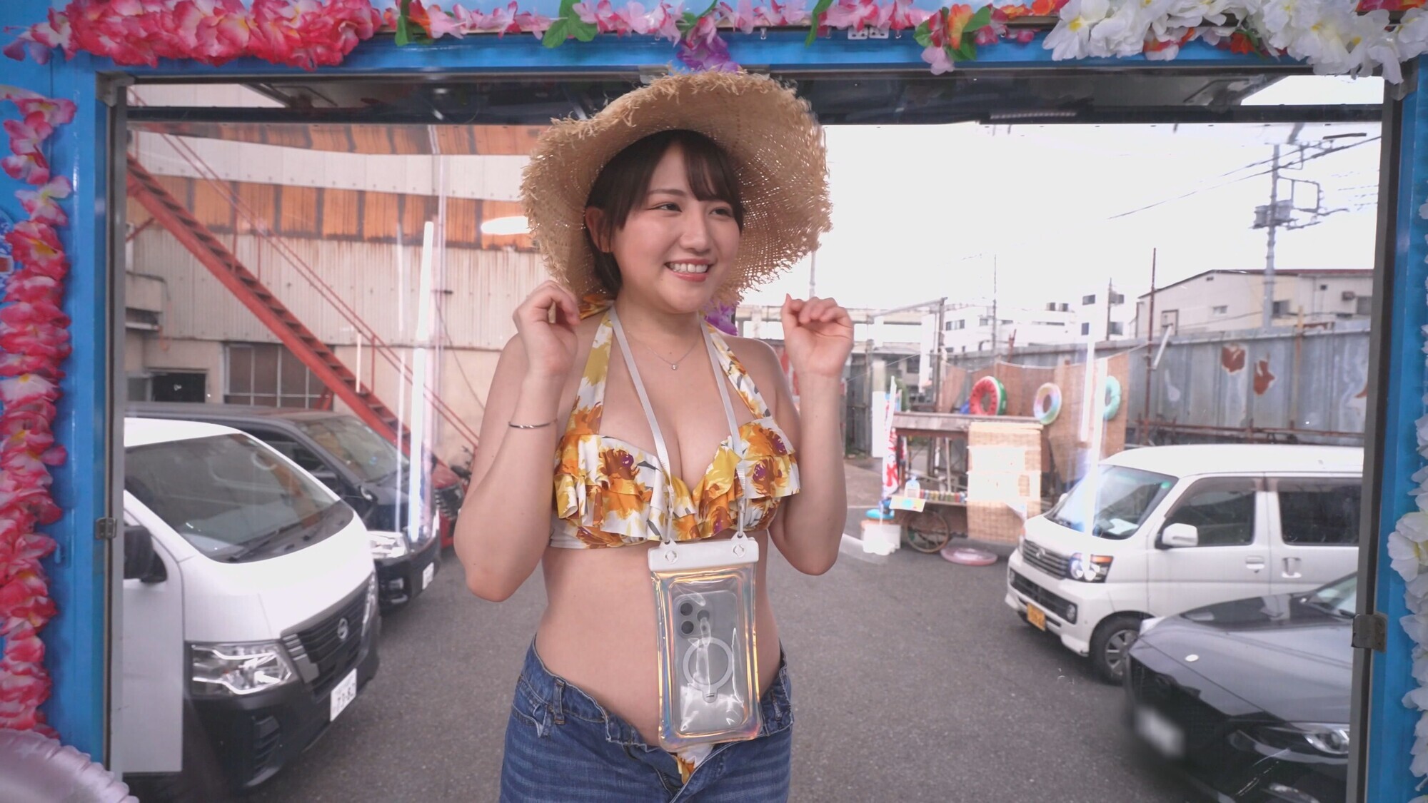 「プリ尻ビキニギャルが汗だくアナルを嗅がれ舐められ大赤面!肛門クンニの虜になって尻穴*ひくひく生ハメ中出しSEXしちゃった発情サマービッチちゃん 撮って出し!マジックミラー号~あず編~」のサムネイル