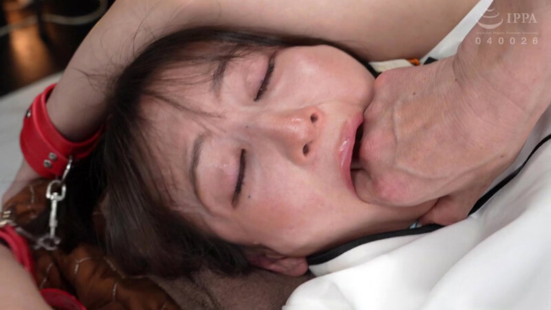 「足立友梨のM女調教動画｜スレンダー美女が監禁されイラマチオで喉奥責めされる」のサンプル画像2枚目