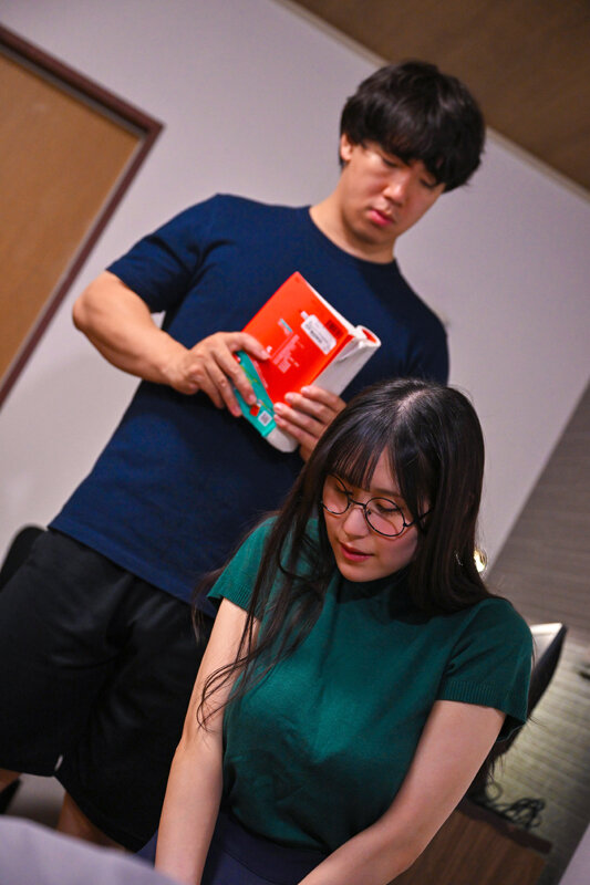 「雨宮ひびき 巨乳痴女お姉さんの禁断NTR中出しプレイ|弟を誘惑する地味メガネ美女」のサンプル画像2枚目