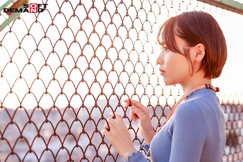 「柴崎はる スレンダー美女がビジネススーツ姿でAVデビュー！照れ屋なショートカット社員の大胆プレイ」のサンプル画像6枚目