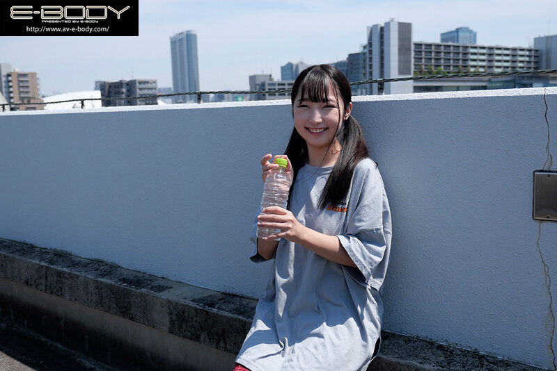 「星乃夏月 Gカップ巨乳美少女が3P・4Pに挑戦!パイズリも披露する18歳デビュー作」のサンプル画像10枚目