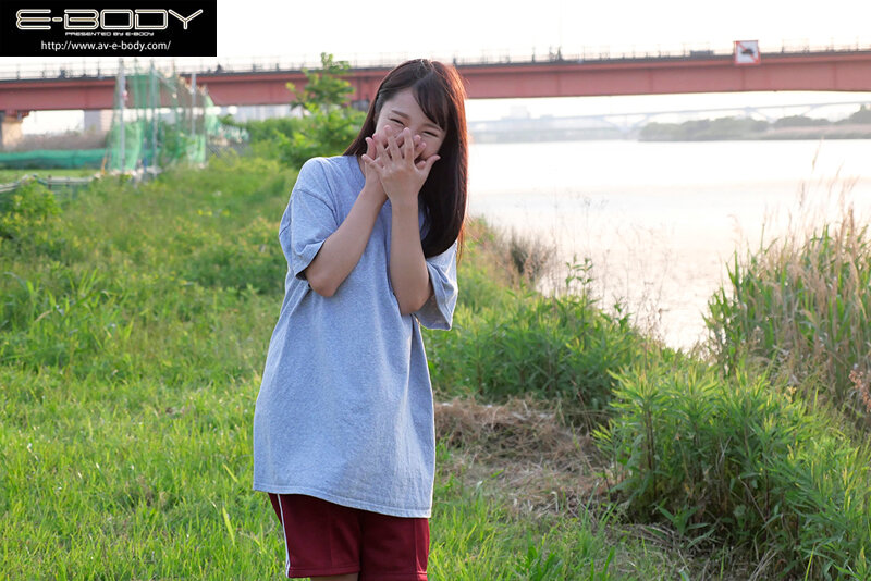 「星乃夏月 Gカップ巨乳美少女が3P・4Pに挑戦!パイズリも披露する18歳デビュー作」のサンプル画像2枚目