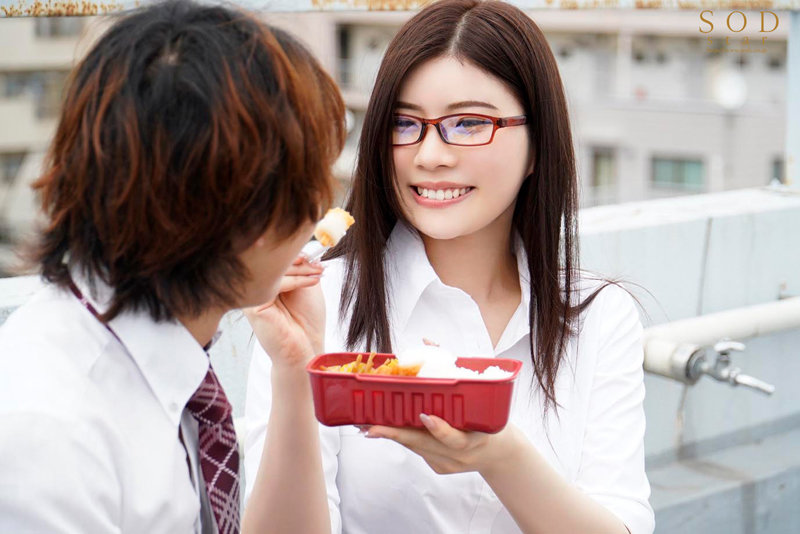 「【神木麗】巨乳OLの完璧エロボディでパイズリご奉仕！童貞を優しく筆おろしする濃密セックス」のサンプル画像2枚目