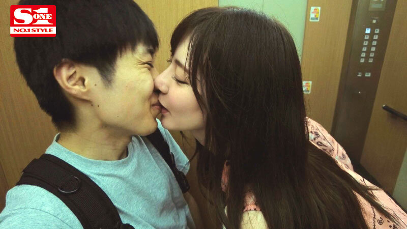 「楓ふうあの濃厚キス・接吻責めがエロい!スレンダー巨乳痴女の長身お姉さんに朝まで犯される」のサンプル画像2枚目