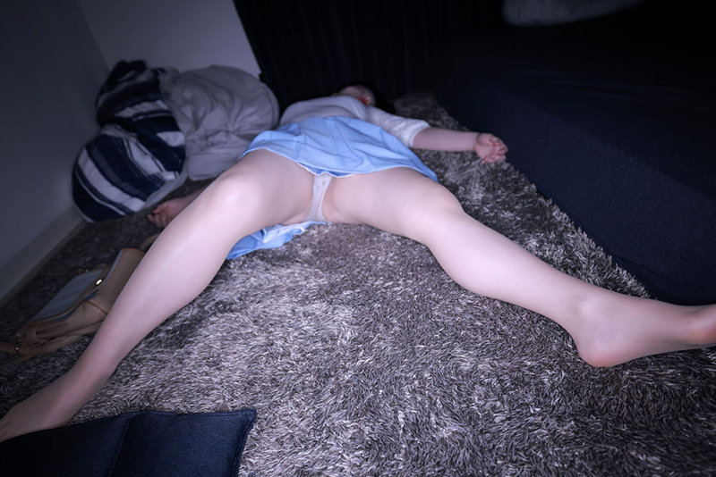 「【素人盗撮】無防備な美女にイタズラ！のぞき撮影から禁断の中出しまで完全収録【暗黒058】」のサムネイル