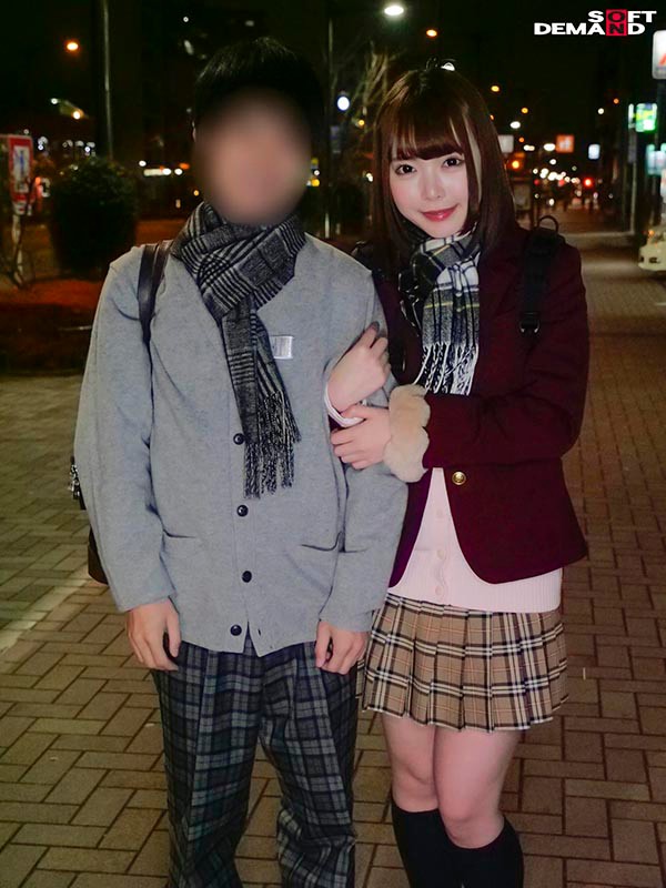 「【素人】制服JKカップルがマジックミラー号でナンパされ羞恥企画に挑戦！彼氏当てゲームの結末は？」のサンプル画像17枚目