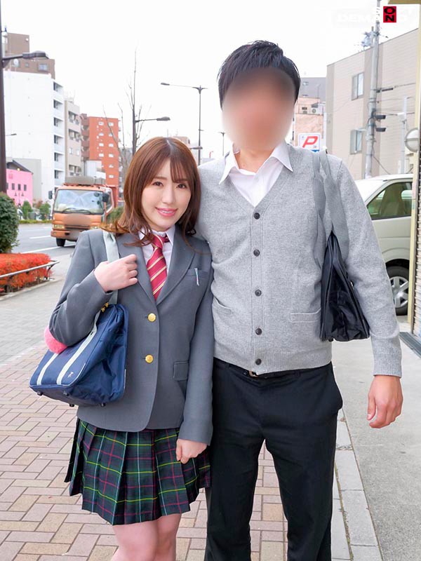 「【素人】制服JKカップルがマジックミラー号でナンパされ羞恥企画に挑戦！彼氏当てゲームの結末は？」のサンプル画像2枚目