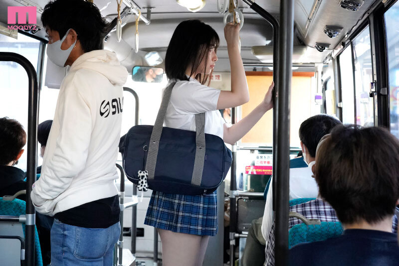 「石原希望が制服姿でパイズリ＆潮吹き！感じすぎて中出しされる痴漢プレイ動画」のサムネイル