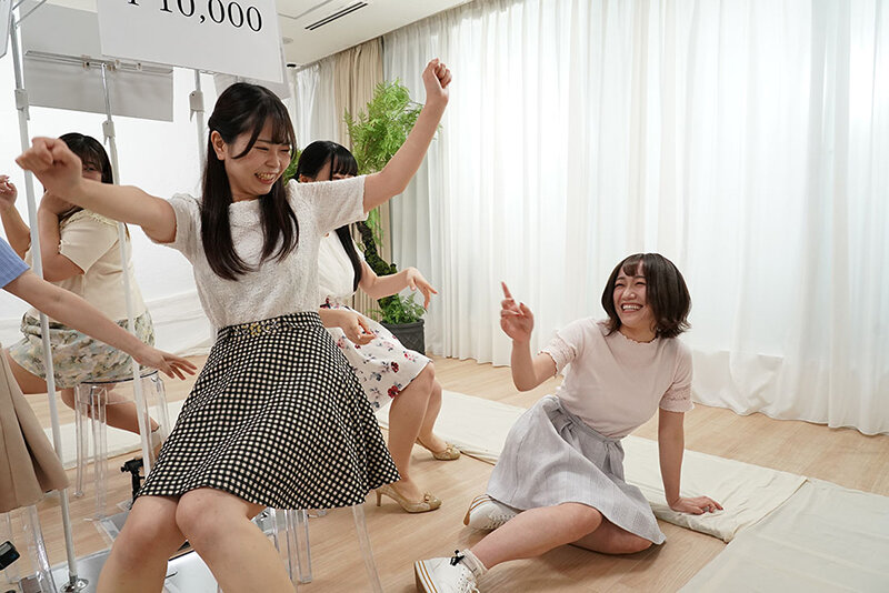 「【素人女子大生】パンチラ美女5人が即ハメゲームに挑戦!親友の前で初中出しされる衝撃映像」のサンプル画像4枚目