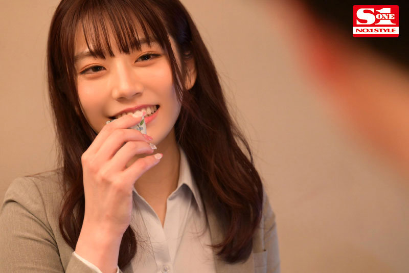 「河北彩花｜美少女OLが中年上司に寝取られる出張相部屋NTR～不覚にも感じてしまった夜～」のサムネイル