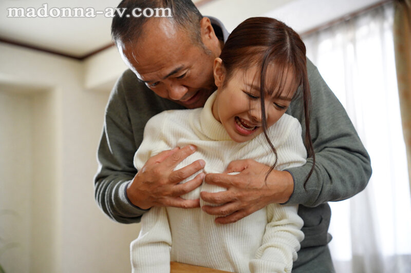 「栗山莉緒が魅せる禁断の義父と人妻の関係性｜巨乳熟女の艶やかな魅力が光る実写化作品」のサムネイル