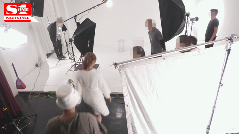 「三上悠亜の巨乳密着ドッキリ企画！即ハメ＆フェラで攻める前代未聞のサプライズ撮影」のサンプル画像3枚目