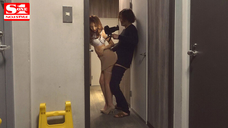 「三上悠亜の巨乳密着ドッキリ企画！即ハメ＆フェラで攻める前代未聞のサプライズ撮影」のサンプル画像8枚目