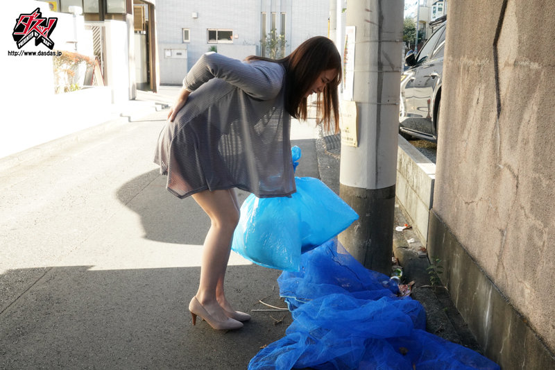 「美谷朱里がスレンダーボディで寝取られる！派遣マッサージ師のオイル施術で快楽堕ちNTR作品」のサムネイル