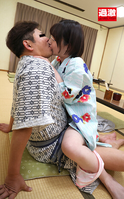 「【素人痴女】ミニ系貧乳美少女が温泉で浴衣着衣のまま中出しSEXで離さない濃厚プレイ」のサンプル画像17枚目