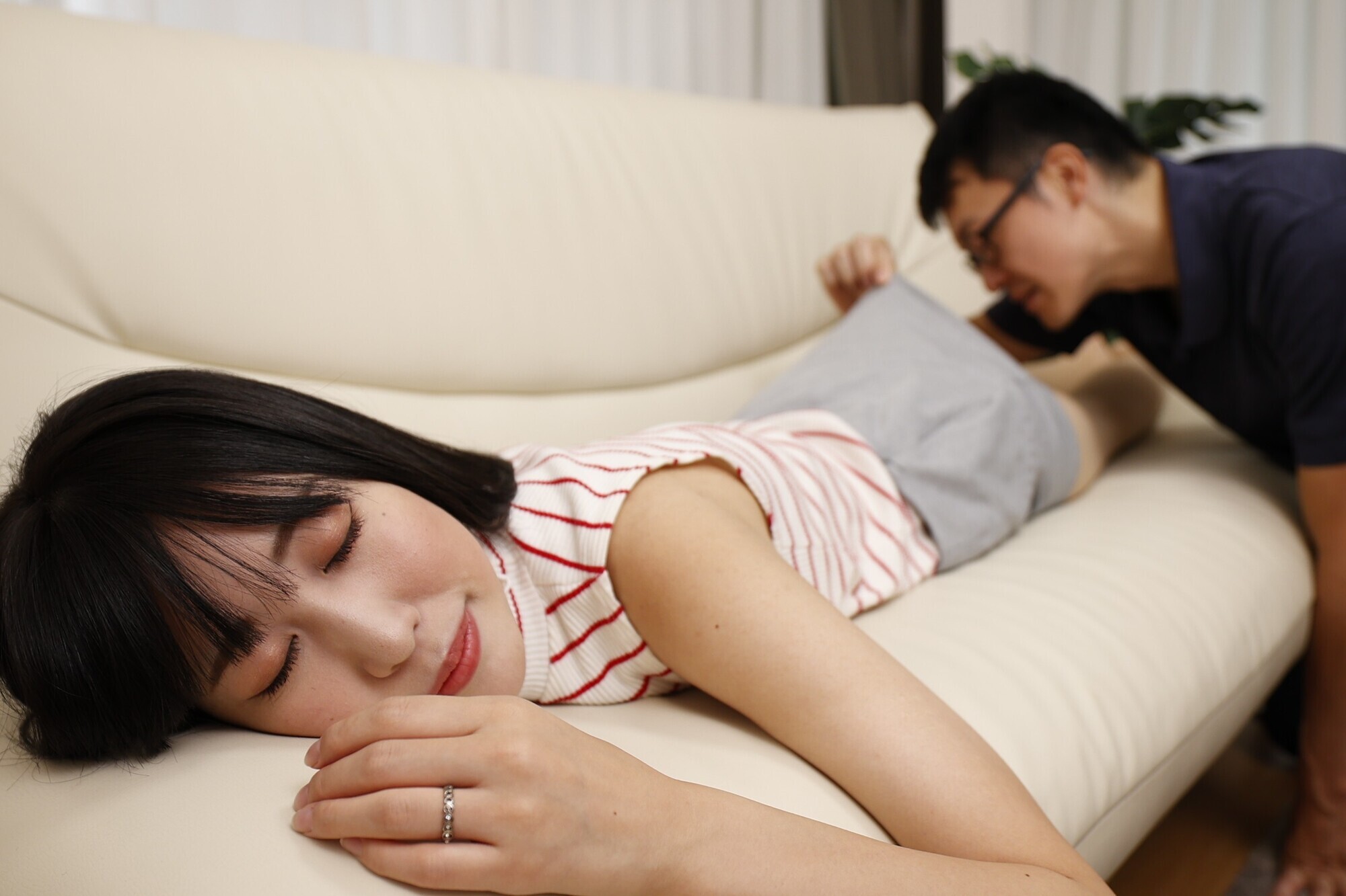 「旦那が相手してくれないからお姉ちゃん欲求不満なんだ。お姉ちゃんのこと気持ちよくしてくれるなら、中に出してもいいよ!パンスト大好きだったでしょ? 向柚乃」のサンプル画像2枚目