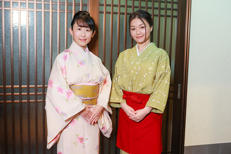 「海埜ほたる・雪奈真冬が巨乳熟女の美人女将に!温泉旅館で男性客を夜這いする禁断プレイ」のサンプル画像11枚目