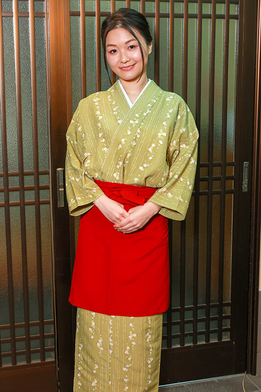 「海埜ほたる・雪奈真冬が巨乳熟女の美人女将に!温泉旅館で男性客を夜這いする禁断プレイ」のサンプル画像13枚目