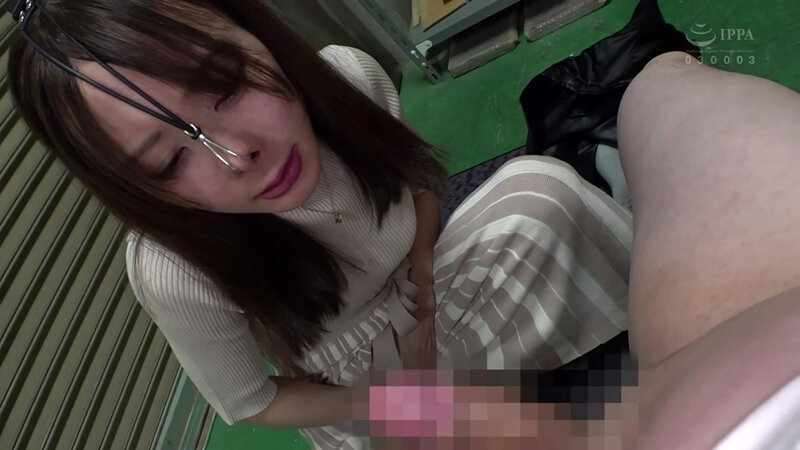 「【足立友梨】M女お姉さんが野外露出や鼻フックで羞恥プレイ！ぶっかけ3P4Pで乱れる姿」のサンプル画像9枚目