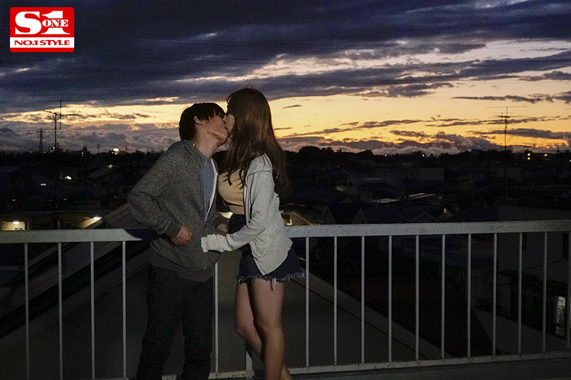 「小宵こなんのHカップ巨乳パイズリ×濃厚キス!彼女の姉と過ごす禁断NTR72時間」のサンプル画像6枚目