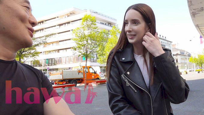 「くびれ巨乳の白人美女がスレンダー巨尻を揺らして日本人男性と中出しセックスで絶頂」のサンプル画像2枚目