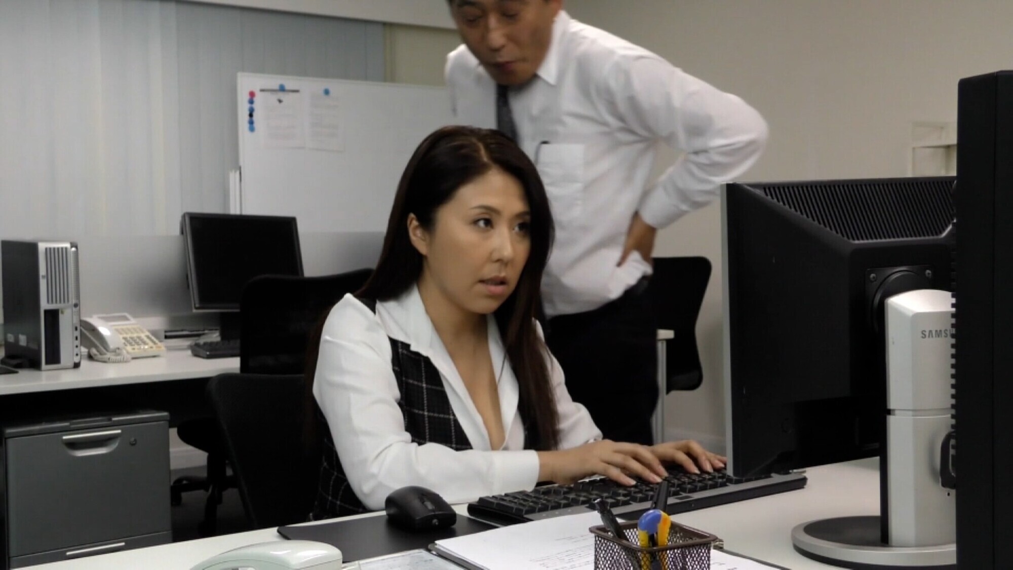 「社長とふたりきりの残業!甘い言葉にその気になる熟れたカラダの熟女の濃厚セックス!」のサムネイル