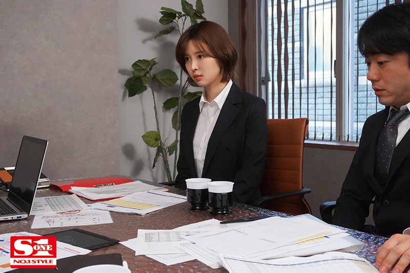 「葵つかさ｜巨乳OL上司が童貞部下を誘惑｜出張先ホテル相部屋で絶倫セックス」のサムネイル